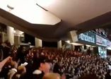 Tribünde zıplayan taraftarlar stadı yıkıyorlardı!