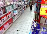 Kadını herkesin ortasında cin çarptı!