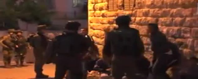 İsrail askerleri onlarca Filistinli çocuğu tek tek fotoğrafladı-1