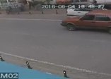 Balkondan düşen çocuğu havada yakalama anı kamerada!