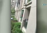 Çocuğunu 3. kattan aşağı bıraktı