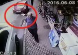 Camdan düşen küçük çocuk umrunda olmadı!