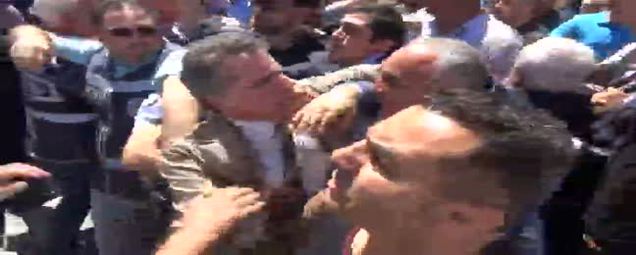Şehit cenazesinde CHP'liler şehit yakınına saldırdı!-1