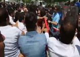 CHP'liler polisleri tekmeledi!