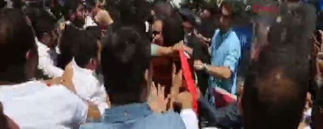 CHP'liler şimdi de polisleri tekmeledi-2