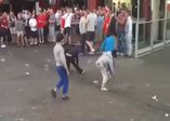 İngiliz taraftarlar roman çocuklara bozuk para atarak alay etti
