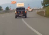 Böyle sorumsuzluk olmaz: Otomobilin bagajında çocuk var !