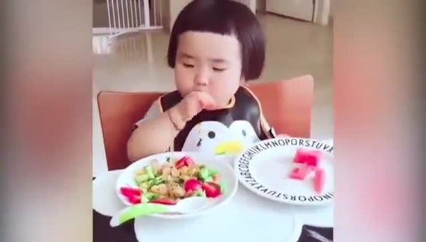 Doymak bilmeyen sevimli çocuk!