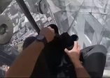 300 metre yükseklikteki cam kaydıraktan kaymak