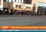 Protestocular CNN binasına yürüdü