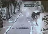 Köprüden hızlı geçen otomobil duvara böyle çarptı