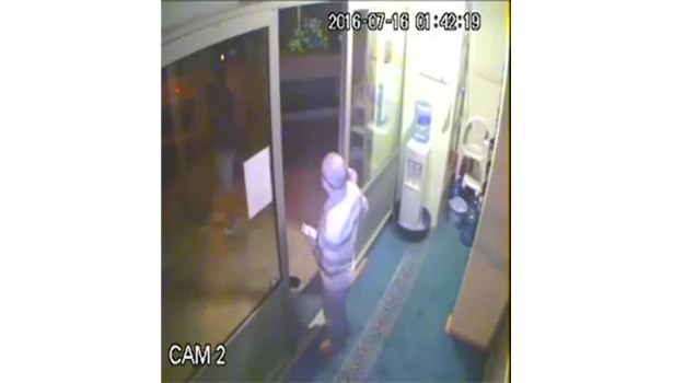 Sela okuyan cami müezzinini dövdüler