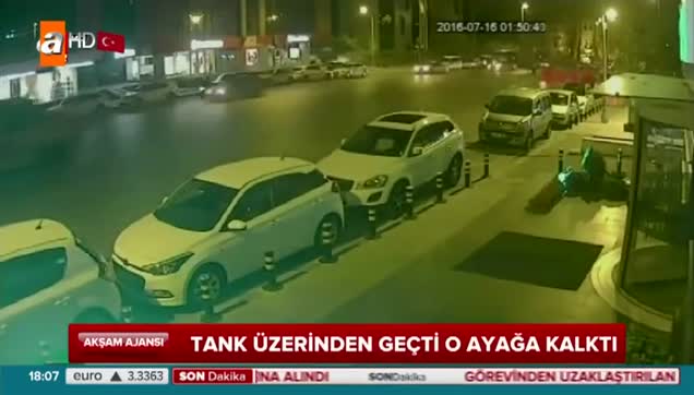 Korkmadan kendini tankların önüne attı!-1