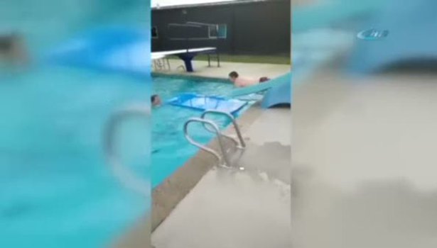 Tek amacı kaydıraktan havuza kaymaktı