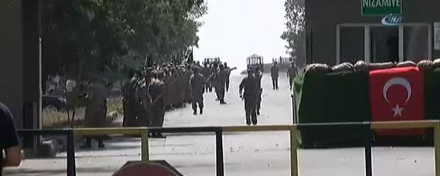 Zırhlı birlikler taşınıyor-1