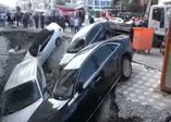 Merter'de kaldırım çöktü, araçlar çukura düştü