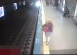Metro istasyonundaki intihar saniye saniye kamerada