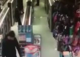 Hırsızlık anı güvenlik kameralarına yansıdı