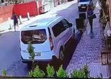 El frenini çekmeyi unuttuğu aracını pencereden atlayarak yakaladı