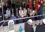 Erdoğan, şehit kaymakamın mezarında Kur'an-ı Kerim okudu