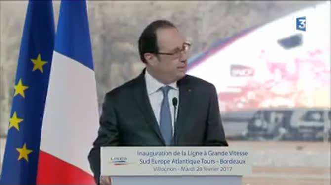 Hollande konuşurken keskin nişancının silahı ateş aldı