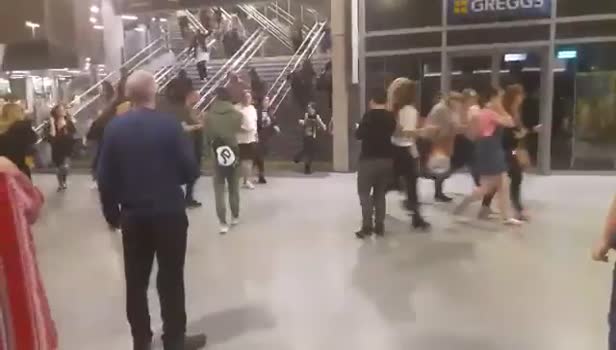 İngiltere'deki saldırı sonrası panik anları kamerada