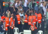 Şok görüntüler! Sahaya bıçak atıldı