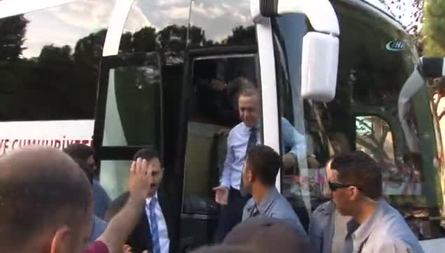 Erdoğan görür görmez otobüsten indi-3