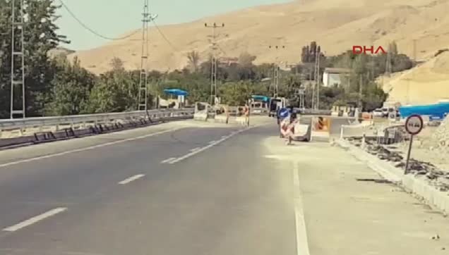 Bomba alarmı! Karayolu ulaşıma kapatıldı-1