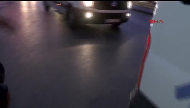Küçükçekmece'de servis minibüsü metrobüs durağına girdi