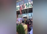 İsrail ve ABD tarafından kandırıldık diyen Barzani yanlıları, ABD bayrağını da indirdi