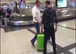 Almanya'dan gelen yolcuların valizlerine köpekli arama