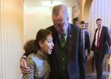 Görme engelli Tuğçe, Cumhurbaşkanı Erdoğan'a Sakarya şiirini okudu