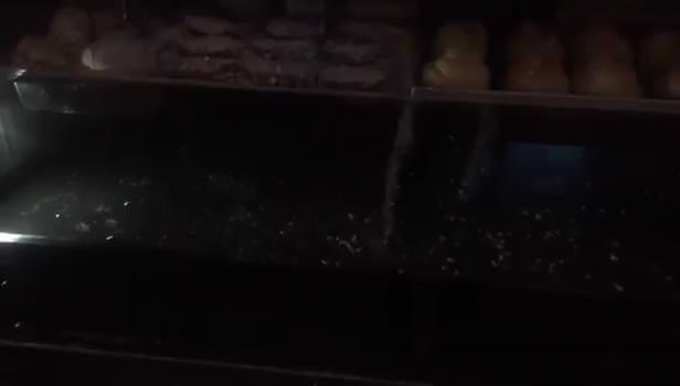 Ümraniye'deki pastanenin vitrininde fare cirit attı