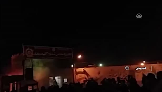 İran'da göstericiler kamu binalarına saldırdı