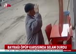 Bayrağı öpüp karşısında selam durdu