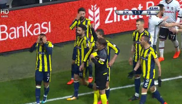 Kırmızı çıktı saha karıştı! İşte o görüntü...