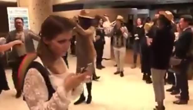 Çocuklar ölürken onlar göbek attı! Rezalet görüntü