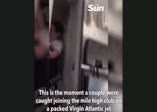 Uçak tuvaletinde seks skandalı!