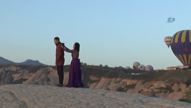 Aşıklar tepesinde sevgilisini tokat manyağı yaptı!