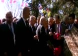 Devlet Bahçeli'nin el öpmeye çalıştığı an