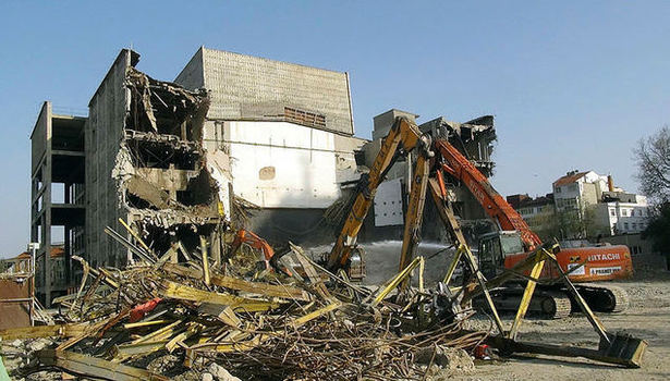AKM'nin yıkım çalışmaları devam ediyor